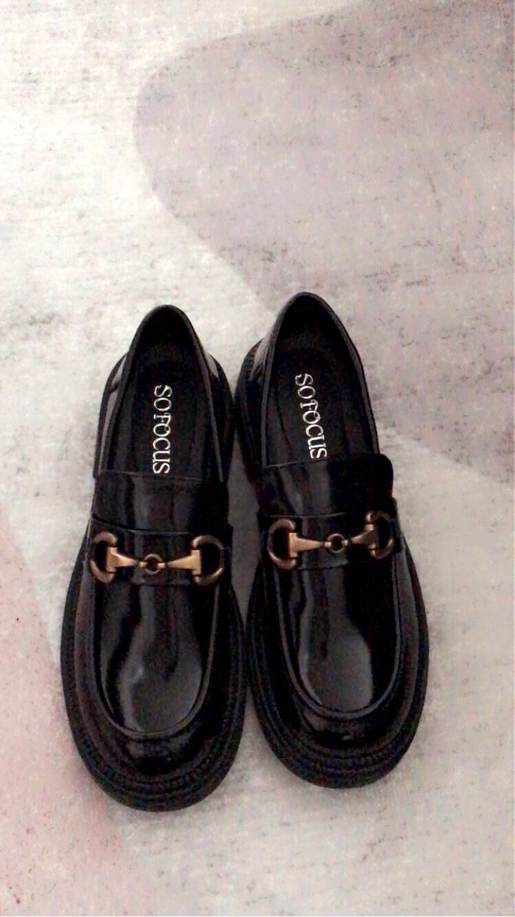 Mocassins noires avec chaîne doré