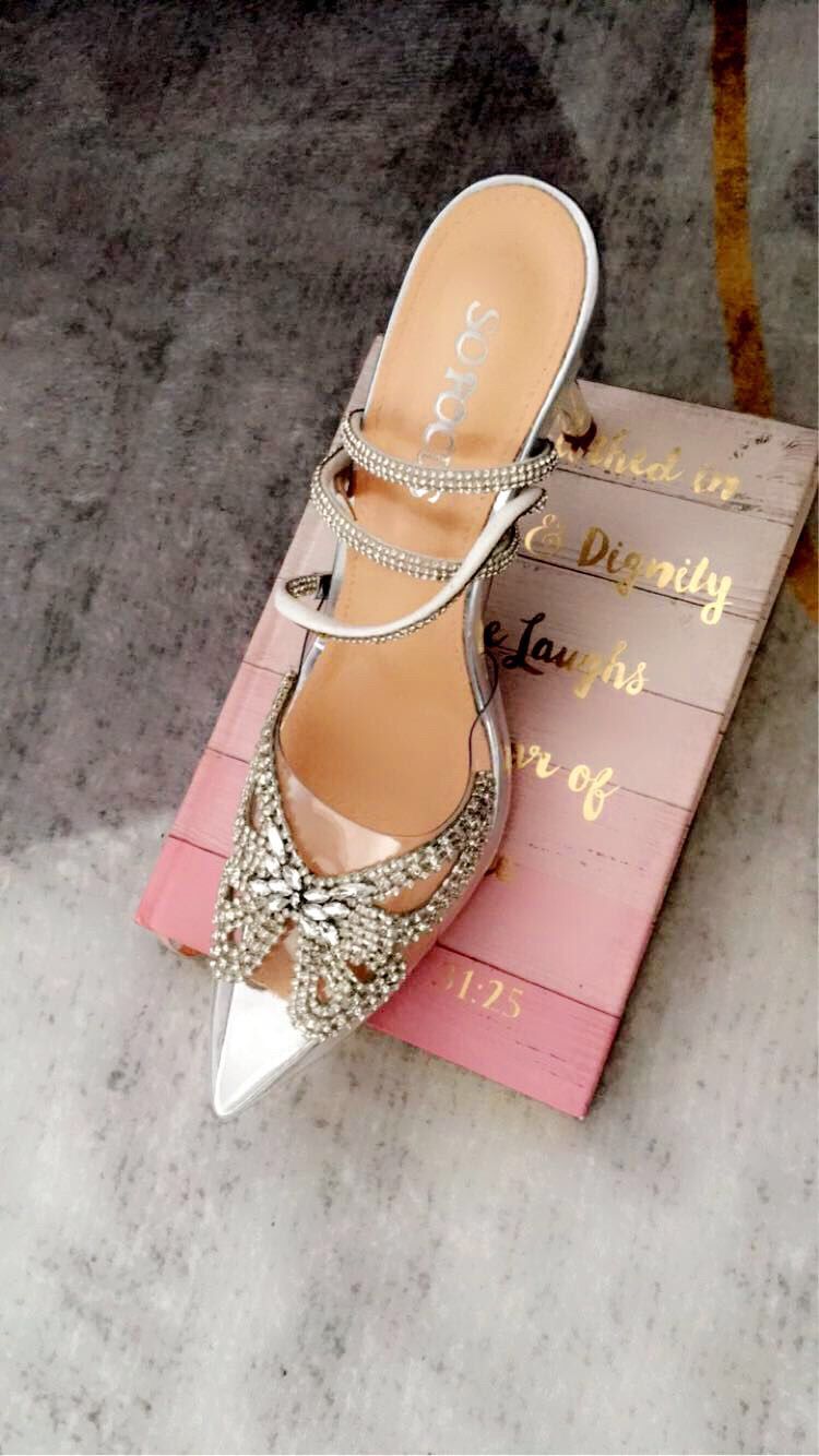Escarpins transparents hauts ornés de cristaux
