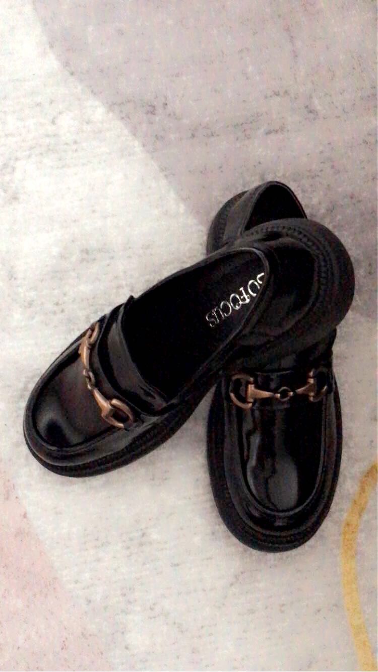 Mocassins noires avec chaîne doré