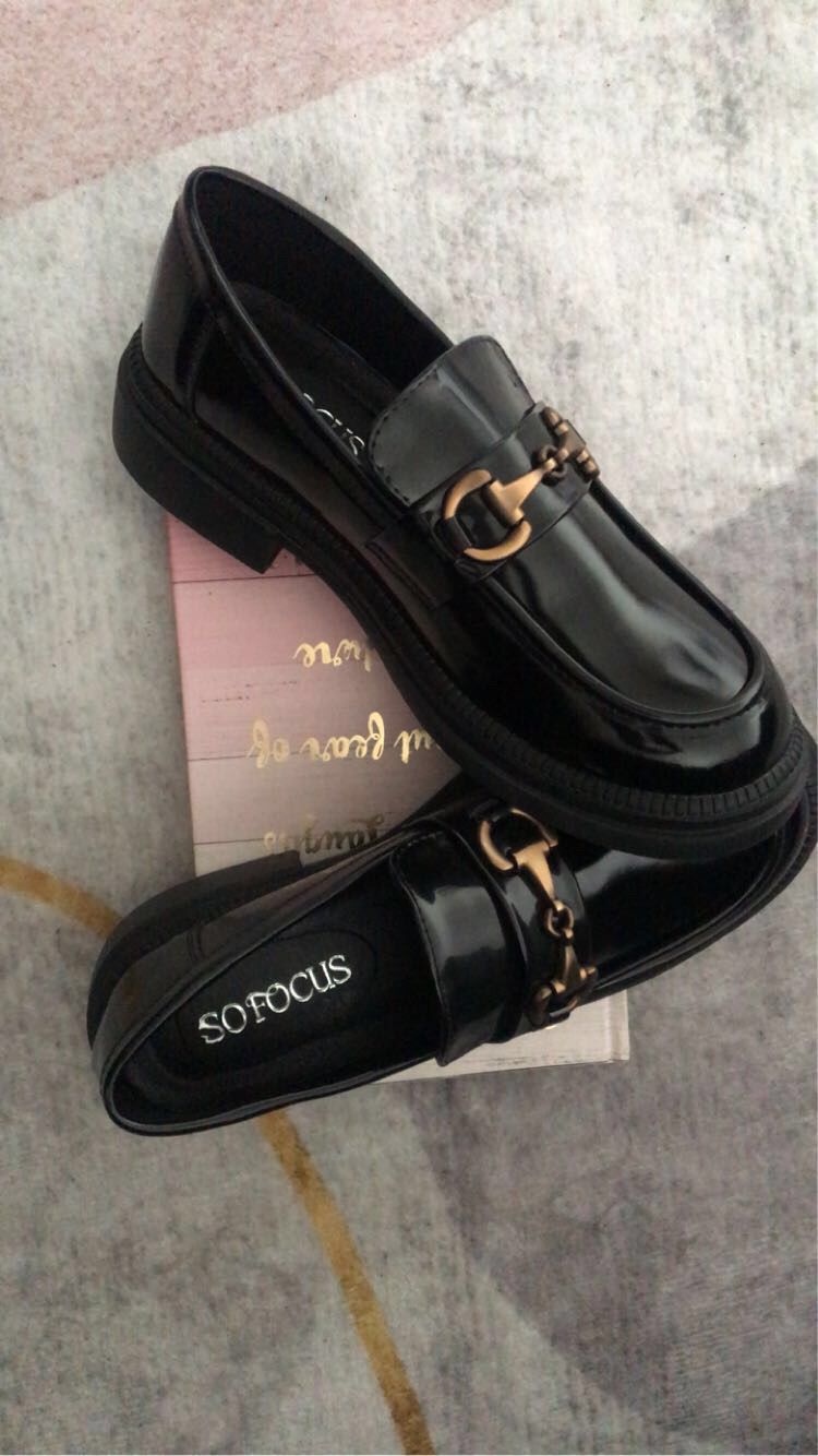 Mocassins noires avec chaîne doré